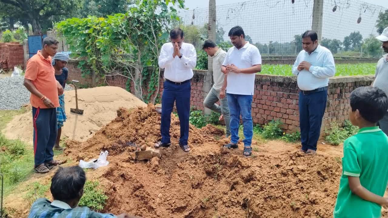 डीएवी पब्लिक स्कूल लातेहार के नए भवन निर्माण की शुरुआत, वैदिक रीति से हुआ भूमि पूजन डीएवी पब्लिक स्कूल लातेहार के नए भवन निर्माण की शुरुआत, वैदिक रीति से हुआ भूमि पूजन