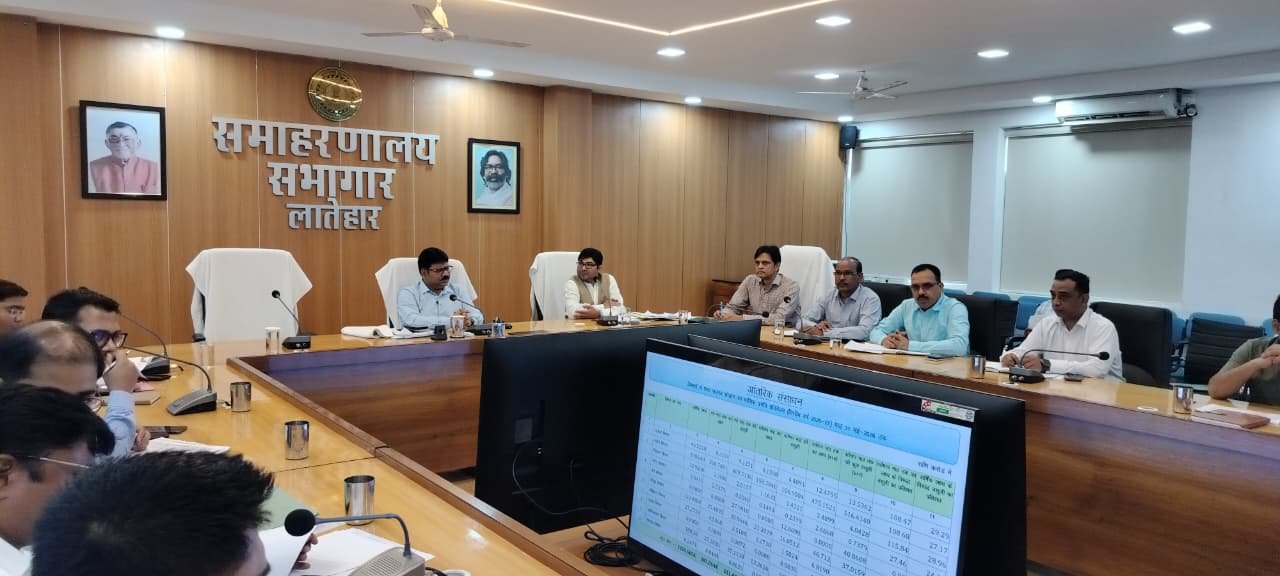 समय पर पूरा करें राजस्व लक्ष्य, लंबित भूमि मामलों का जल्द करें निपटारा : उपायुक्त