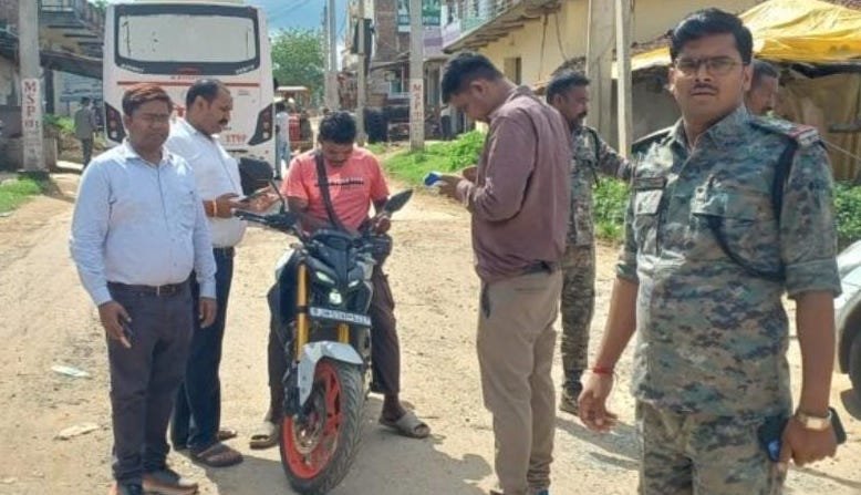 महुआडांड़ में विशेष वाहन जांच अभियान, नियम तोड़ने वालों से 43 हजार रुपये जुर्माना वसूला महुआडांड़ में विशेष वाहन जांच अभियान, नियम तोड़ने वालों से 43 हजार रुपये जुर्माना वसूला