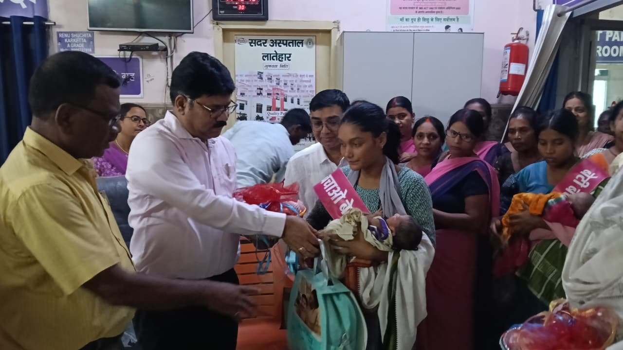 सदर अस्पताल में नवजात बेटियों का हुआ सम्मान, उपायुक्त ने माताओं को भेंट की किट और फल सदर अस्पताल में नवजात बेटियों का हुआ सम्मान, उपायुक्त ने माताओं को भेंट की किट और फल