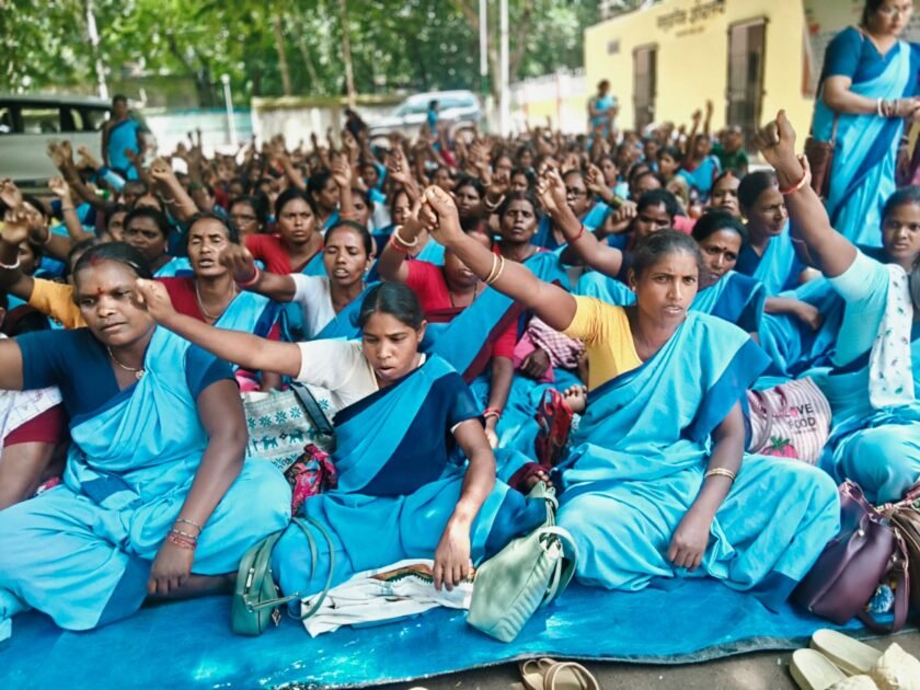 जल सहियाओं ने समाहरणालय पर दिया धरना, पांच सूत्री मांगों को लेकर सरकार से की पहल की मांग जल सहियाओं ने समाहरणालय पर दिया धरना, पांच सूत्री मांगों को लेकर सरकार से की पहल की मांग