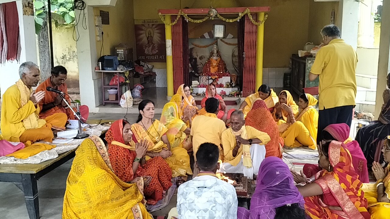 प्रज्ञाकुंज चंदनडीह में गुरु पूर्णिमा पर वैदिक अनुष्ठान, गुरु के आदर्शों पर चलने का आह्वान प्रज्ञाकुंज चंदनडीह में गुरु पूर्णिमा पर वैदिक अनुष्ठान, गुरु के आदर्शों पर चलने का आह्वान