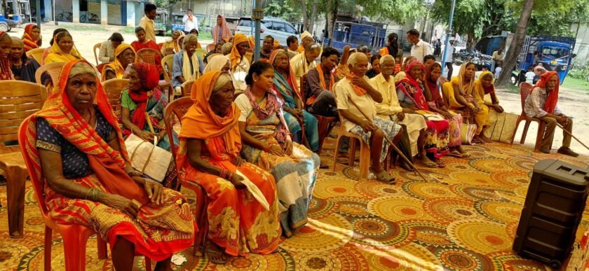 जनसुनवाई में फूटा पेंशनधारकों का दर्द, जीवित लोगों को मृत दिखाकर रोकी गई पेंशन जनसुनवाई में फूटा पेंशनधारकों का दर्द, जीवित लोगों को मृत दिखाकर रोकी गई पेंशन