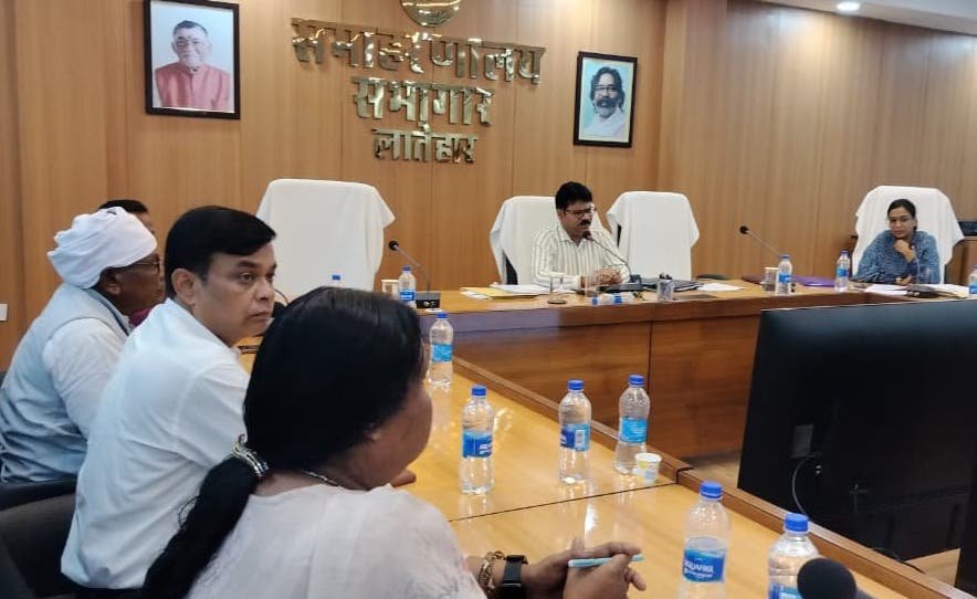 लाभुकों तक योजनाओं का लाभ पहुंचाने में लापरवाही बर्दाश्त नहीं: उपायुक्त लाभुकों तक योजनाओं का लाभ पहुंचाने में लापरवाही बर्दाश्त नहीं: उपायुक्त