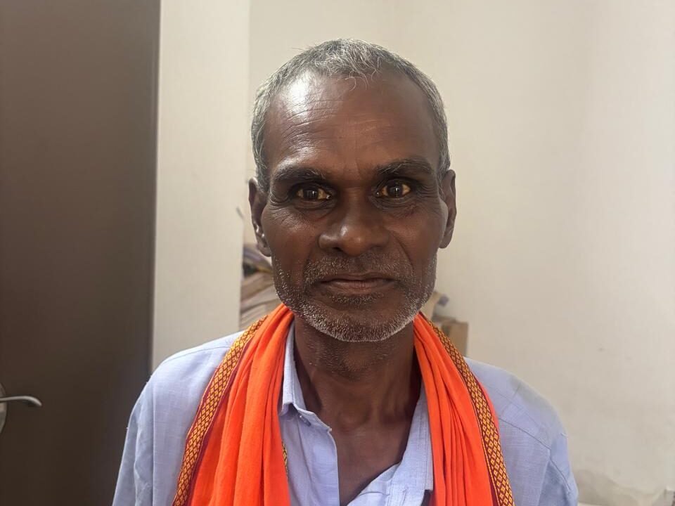 बांसुरी की धुन ने बदली किस्मत:घाघरा के किशुन भगत को मिला प्रशासन का सहारा