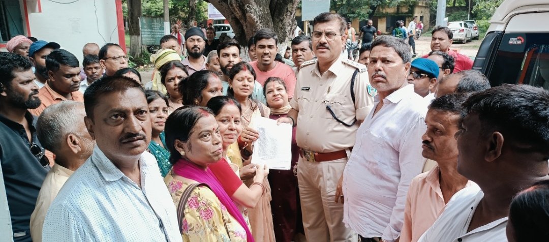 तेनुघाट:जरीडीह में स्मार्ट मीटर से आ रहा दोगुना-तिगुना बिल, ग्रामीण परेशान:मुखिया ने एसडीओ को सौंपा ज्ञापन। तेनुघाट:जरीडीह में स्मार्ट मीटर से आ रहा दोगुना-तिगुना बिल, ग्रामीण परेशान:मुखिया ने एसडीओ को सौंपा ज्ञापन।