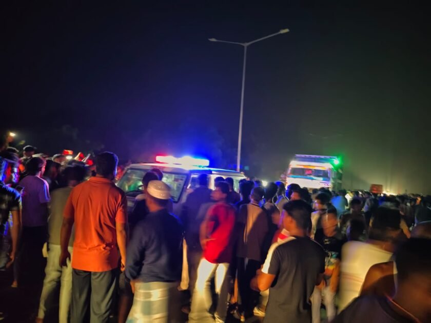 राजमहल-उधवा फोरलेन पर हाइवा-टोटो की टक्कर, तीन की मौत, कई घायल राजमहल-उधवा फोरलेन पर हाइवा-टोटो की टक्कर, तीन की मौत, कई घायल