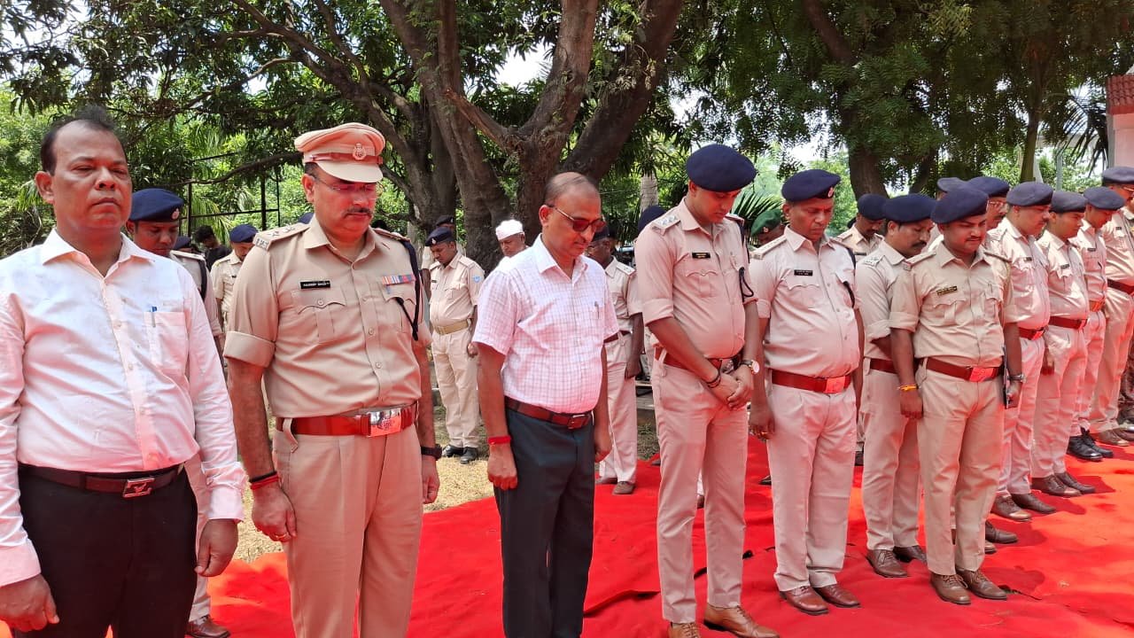 शहादत दिवस पर शहीद एसपी अमरजीत बलिहार को श्रद्धांजलि शहादत दिवस पर शहीद एसपी अमरजीत बलिहार को श्रद्धांजलि