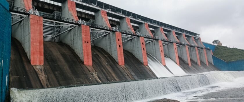 लगातार बारिश से तेनुघाट बांध का जलस्तर बढ़ा, 2 गेट खोलकर पानी छोड़ा गया लगातार बारिश से तेनुघाट बांध का जलस्तर बढ़ा, 2 गेट खोलकर पानी छोड़ा गया