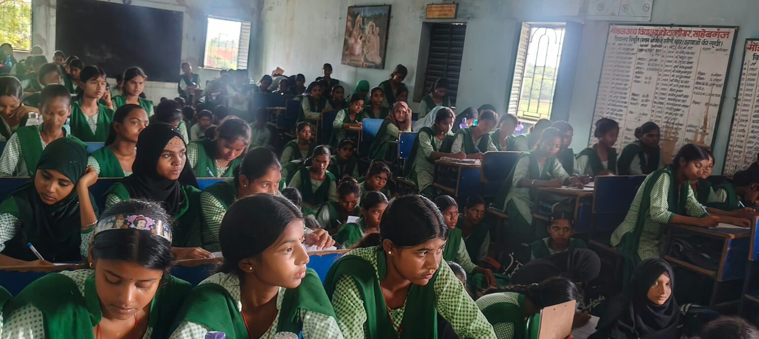 बेंच-डेस्क की कमी, अंधेरे में परीक्षा—कोटालपोखर स्कूल की बदहाल स्थिति बेंच-डेस्क की कमी, अंधेरे में परीक्षा—कोटालपोखर स्कूल की बदहाल स्थिति