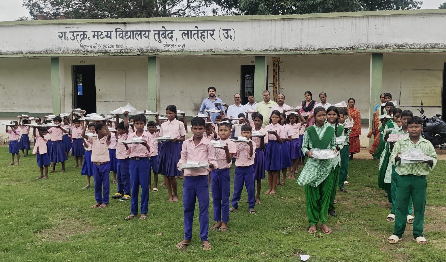 स्थापना दिवस पर DVC की पहल, तुबेद मध्य विद्यालय में प्लेट-ग्लास व खेल सामग्री वितरित