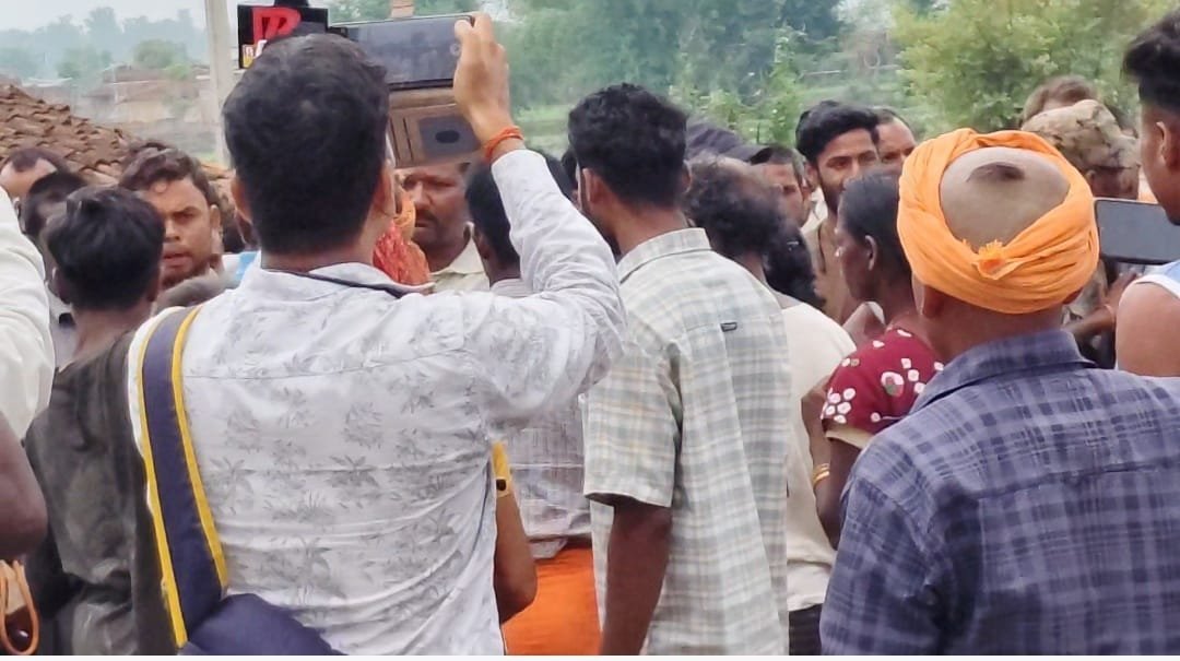 रेलवे सर्वे को लेकर लातेहार में बवाल, ग्रामीणों ने टीम को बनाया बंधक रेलवे सर्वे को लेकर लातेहार में बवाल, ग्रामीणों ने टीम को बनाया बंधक