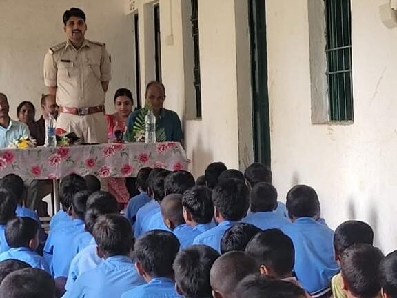 टाना भगत आवासीय विद्यालय में जागरूकता कार्यक्रम, थाना प्रभारी ने छात्रों को दी महत्वपूर्ण सीख टाना भगत आवासीय विद्यालय में जागरूकता कार्यक्रम, थाना प्रभारी ने छात्रों को दी महत्वपूर्ण सीख