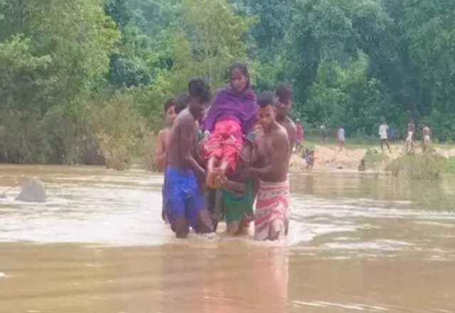 उफनती नदी पार कर गर्भवती को पहुंचाया अस्पताल, सुरक्षित जन्मा शिशु