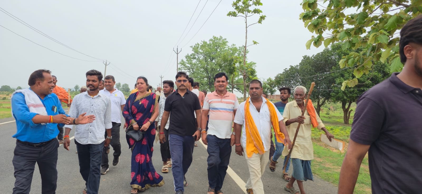 बीडीओ सह सीओ प्रवीण कुमार सिंह की सख्ती, मौके पर सुलझाए विवाद; जमीन दलालों को दी कड़ी चेतावनी बीडीओ सह सीओ प्रवीण कुमार सिंह की सख्ती, मौके पर सुलझाए विवाद; जमीन दलालों को दी कड़ी चेतावनी