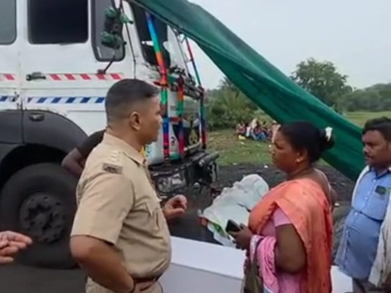 सड़क हादसे के बाद 15 घंटे जाम,मुआवजे के आश्वासन पर खुला रास्ता:युवक की मौत से आक्रोश सड़क हादसे के बाद 15 घंटे जाम,मुआवजे के आश्वासन पर खुला रास्ता:युवक की मौत से आक्रोश