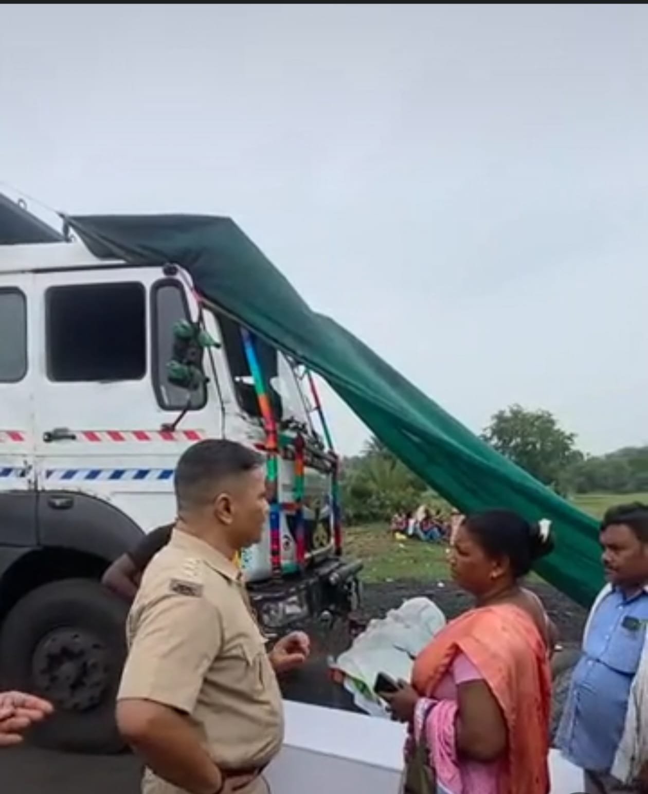 सड़क हादसे के बाद 15 घंटे जाम,मुआवजे के आश्वासन पर खुला रास्ता:युवक की मौत से आक्रोश
