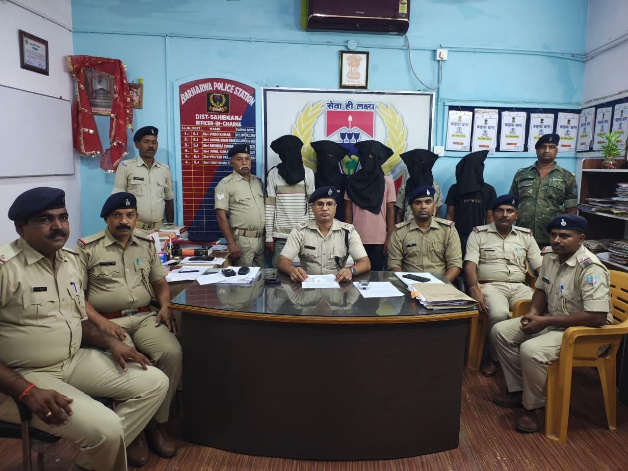 बरहरवा पुलिस का बड़ा खुलासा: बंद घरों में चोरी करने वाले गिरोह के 5 सदस्य गिरफ्तार,लाखों का सामान बरामद बरहरवा पुलिस का बड़ा खुलासा: बंद घरों में चोरी करने वाले गिरोह के 5 सदस्य गिरफ्तार,लाखों का सामान बरामद