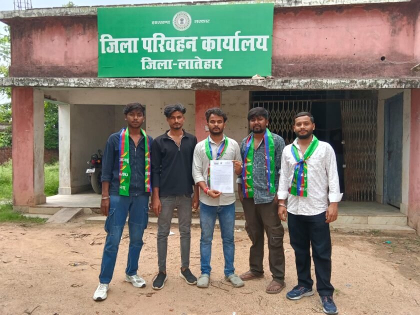 संत जेवियर्स स्कूल के बाहर जाम से लोग परेशान, युवा आजसू ने सौंपा ज्ञापन संत जेवियर्स स्कूल के बाहर जाम से लोग परेशान, युवा आजसू ने सौंपा ज्ञापन