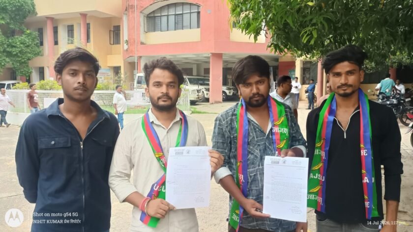 संत जेवियर्स स्कूल के बाहर जाम से लोग परेशान, युवा आजसू ने सौंपा ज्ञापन संत जेवियर्स स्कूल के बाहर जाम से लोग परेशान, युवा आजसू ने सौंपा ज्ञापन