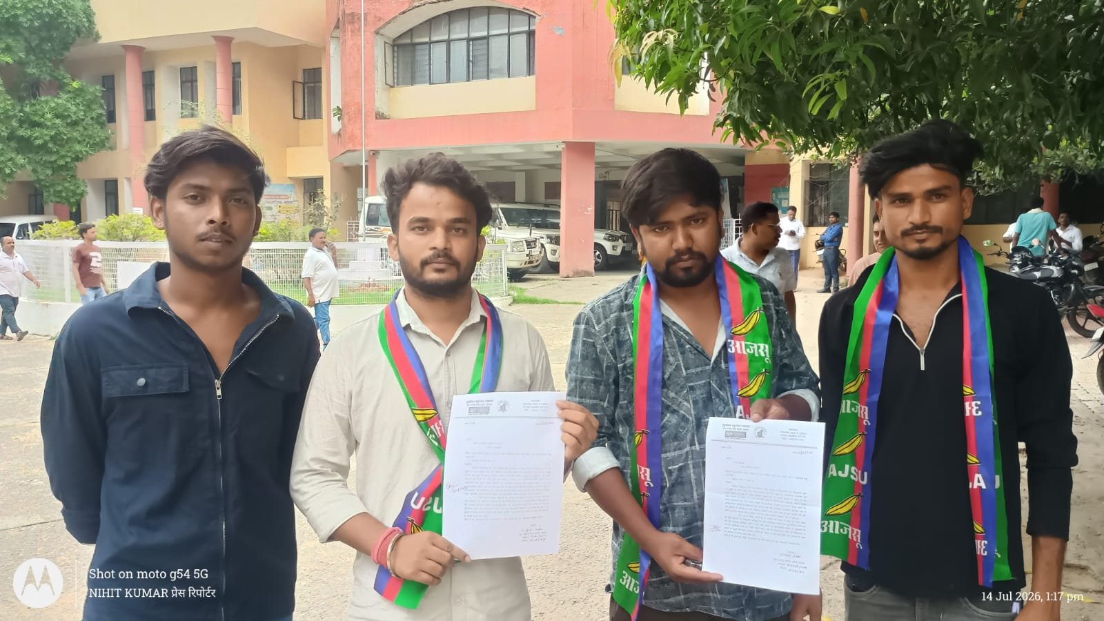 संत जेवियर्स स्कूल के बाहर जाम से लोग परेशान, युवा आजसू ने सौंपा ज्ञापन