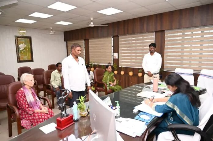 जन समाधान दिवस में उपायुक्त ने सुनीं समस्याएं, त्वरित निष्पादन के दिए निर्देश जन समाधान दिवस में उपायुक्त ने सुनीं समस्याएं, त्वरित निष्पादन के दिए निर्देश