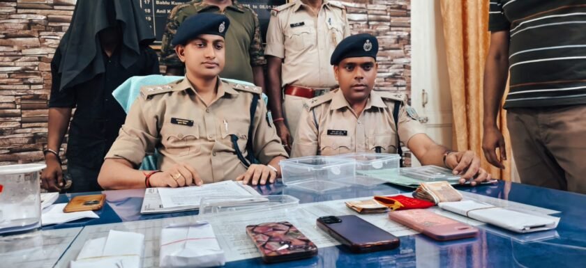 रथ मेला में चोरी करने वाले दो शातिर गिरफ्तार, 6 मोबाइल व नकदी बरामद रथ मेला में चोरी करने वाले दो शातिर गिरफ्तार, 6 मोबाइल व नकदी बरामद