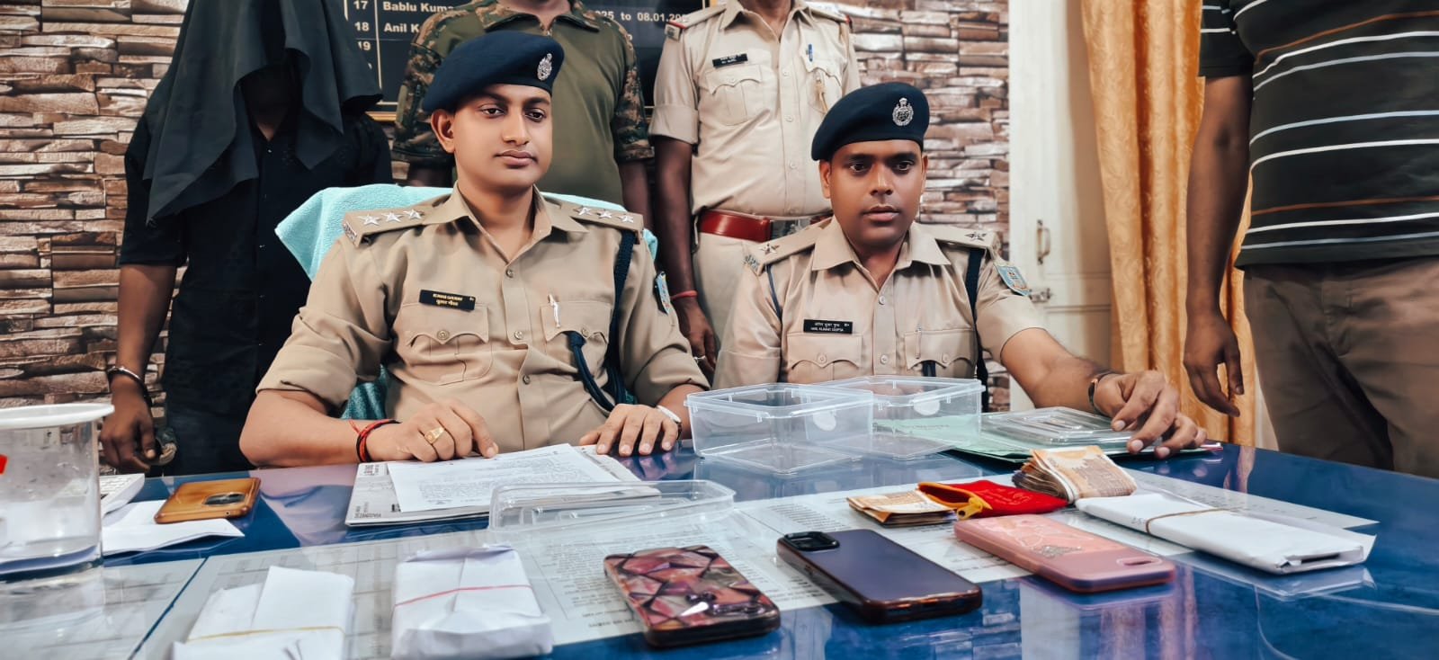 रथ मेला में चोरी करने वाले दो शातिर गिरफ्तार, 6 मोबाइल व नकदी बरामद रथ मेला में चोरी करने वाले दो शातिर गिरफ्तार, 6 मोबाइल व नकदी बरामद