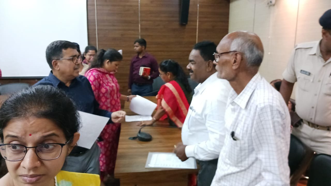 बोकारो में अधिवक्ता संघ भवन हेतु जमीन आवंटन प्रक्रिया तेज,डीसी से मिला प्रतिनिधिमंडल