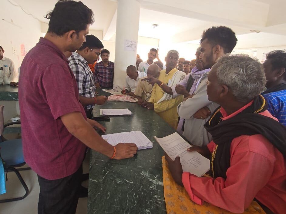 उपायुक्त के निर्देश पर बरडीहा में ‘जनता दरबार’,जमीन व रास्ते के मामलों की भरमार उपायुक्त के निर्देश पर बरडीहा में ‘जनता दरबार’,जमीन व रास्ते के मामलों की भरमार