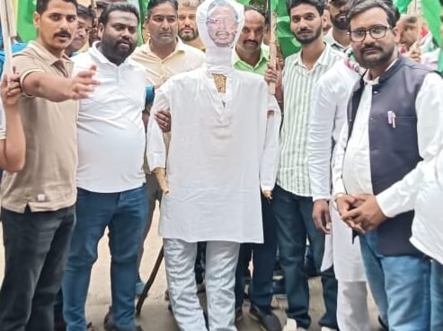 छात्र हितों कीअनदेखी के विरोध में झामुमो ने फूंका केंद्रीय शिक्षा मंत्री धर्मेंद्र प्रधान का पुतला