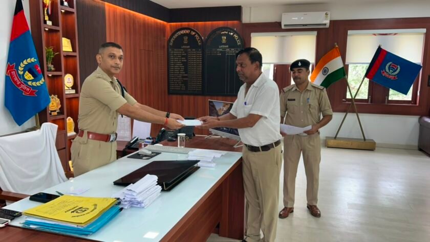 लातेहार में 36 गुम मोबाइल उनके मालिकों को लौटाए गए