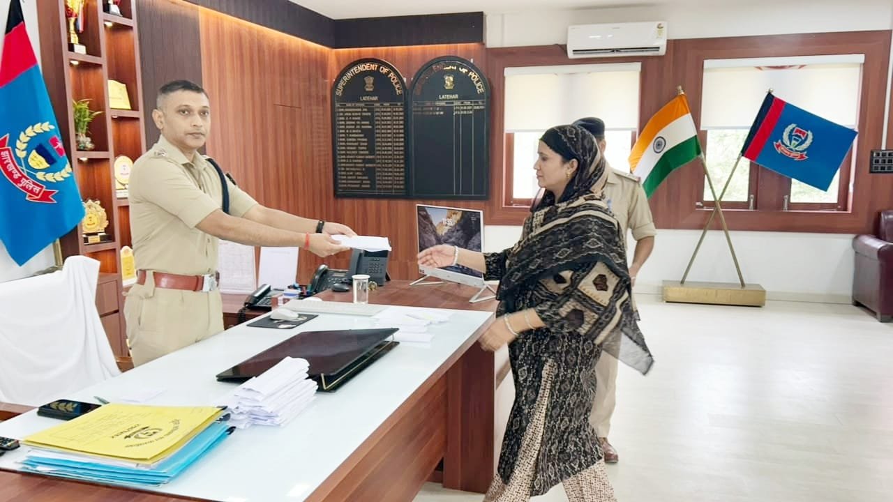 लातेहार में 36 गुम मोबाइल उनके मालिकों को लौटाए गए लातेहार में 36 गुम मोबाइल उनके मालिकों को लौटाए गए