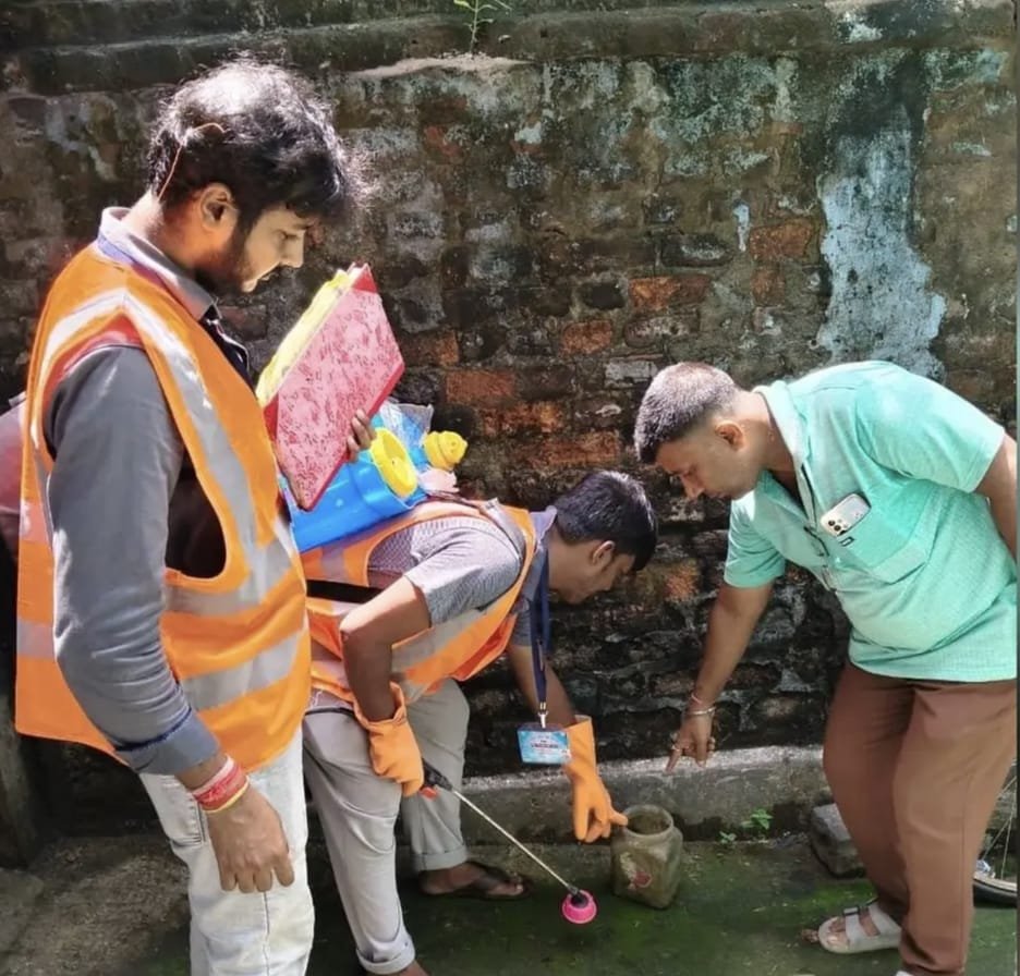 पाकुड़ में डेंगू सर्वे में 728 कंटेनरों की हुई जांच, 64 में मिला एडीज मच्छर का लार्वा
