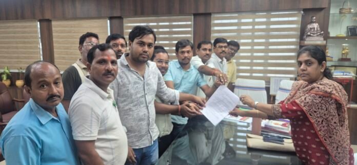 लघु खनिज चालान की अनिवार्यता से अटके विकास कार्य,संवेदकों ने उपायुक्त को सौंपा ज्ञापन लघु खनिज चालान की अनिवार्यता से अटके विकास कार्य,संवेदकों ने उपायुक्त को सौंपा ज्ञापन