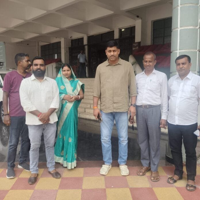 15 दिनों से ठप शहरी जलापूर्ति पर फूटा जनाक्रोश, पार्षदों ने उपायुक्त से लगाई गुहार 15 दिनों से ठप शहरी जलापूर्ति पर फूटा जनाक्रोश, पार्षदों ने उपायुक्त से लगाई गुहार