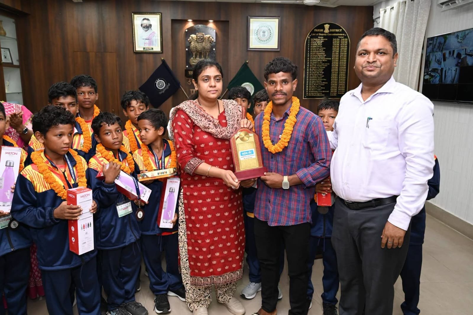 राज्य स्तरीय फुटबॉल चैंपियनशिप में पाकुड़ के जिंदातो विद्यालय ने जीता कांस्य पदक,उपायुक्त ने किया सम्मानित