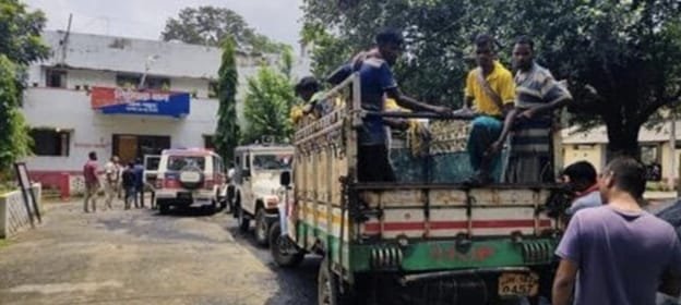 पाकुड़ में पति ने पत्नी की कुल्हाड़ी से हत्या,आरोपी फरार पाकुड़ में पति ने पत्नी की कुल्हाड़ी से हत्या,आरोपी फरार