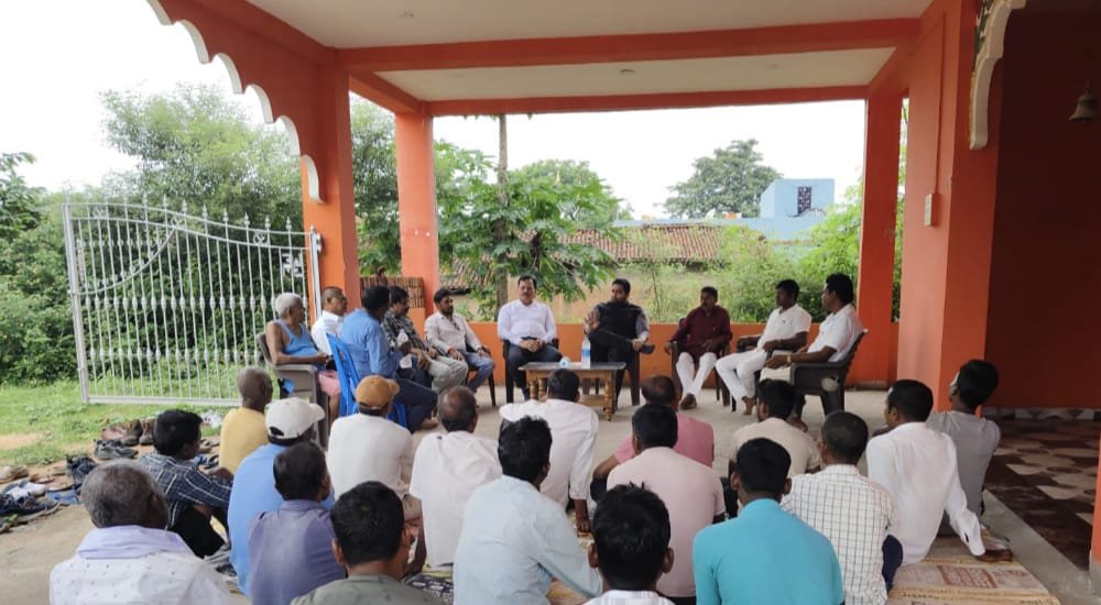 तेनुघाट बांध विस्थापितों ने रसीद निर्गत करने की उठाई मांग,डीसी को सौंपा ज्ञापन