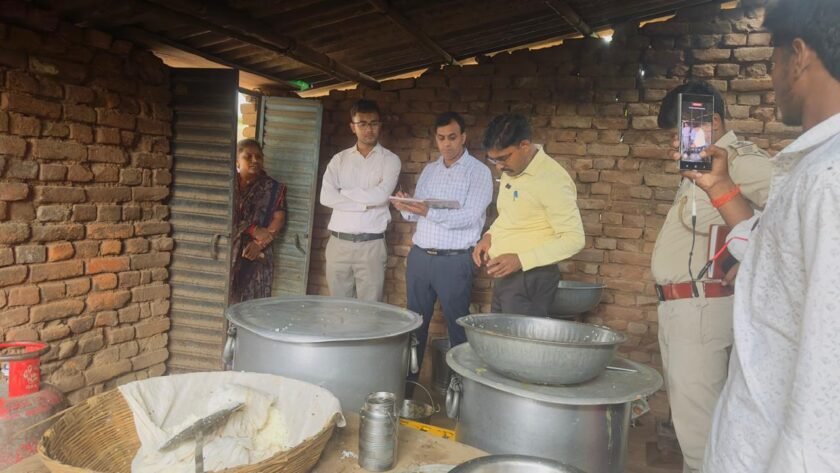बरडीहा के स्कूलों में सघन जांच,ओबरा विद्यालय में अनियमितताओं पर बीडीओ ने लगाई फटकार बरडीहा के स्कूलों में सघन जांच,ओबरा विद्यालय में अनियमितताओं पर बीडीओ ने लगाई फटकार