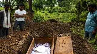 साहिबगंज में अंधविश्वास का चौंकाने वाला मामला,8 दिन बाद कब्र से शव निकाला साहिबगंज में अंधविश्वास का चौंकाने वाला मामला,8 दिन बाद कब्र से शव निकाला
