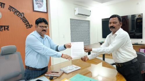 लातेहार : डेढ़टंगवा घाटी में भारी वाहनों पर रोक के लिए अयुब खान ने डीसी को  सौंपा आभार पत्र