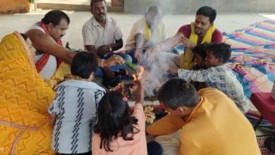 योग शिविर के समापन पर हुआ हवन, ग्रामीणों ने सीखे स्वस्थ रहने के गुर