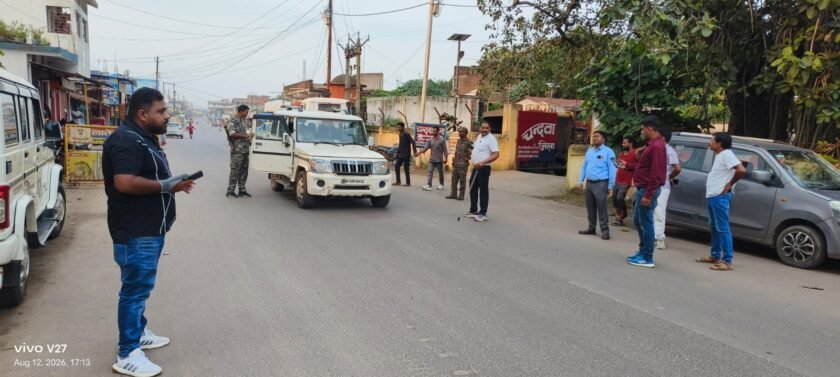 सड़क सुरक्षा को लेकर चंदवा में चला दोपहिया वाहन जांच अभियान