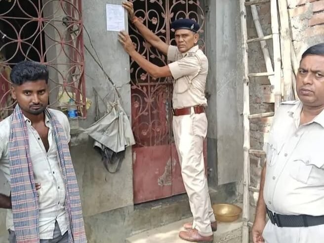 सोरला गांव हमले में फरार पांच आरोपियों के घर इश्तेहार चस्पा,30 दिनों में सरेंडर का निर्देश सोरला गांव हमले में फरार पांच आरोपियों के घर इश्तेहार चस्पा,30 दिनों में सरेंडर का निर्देश