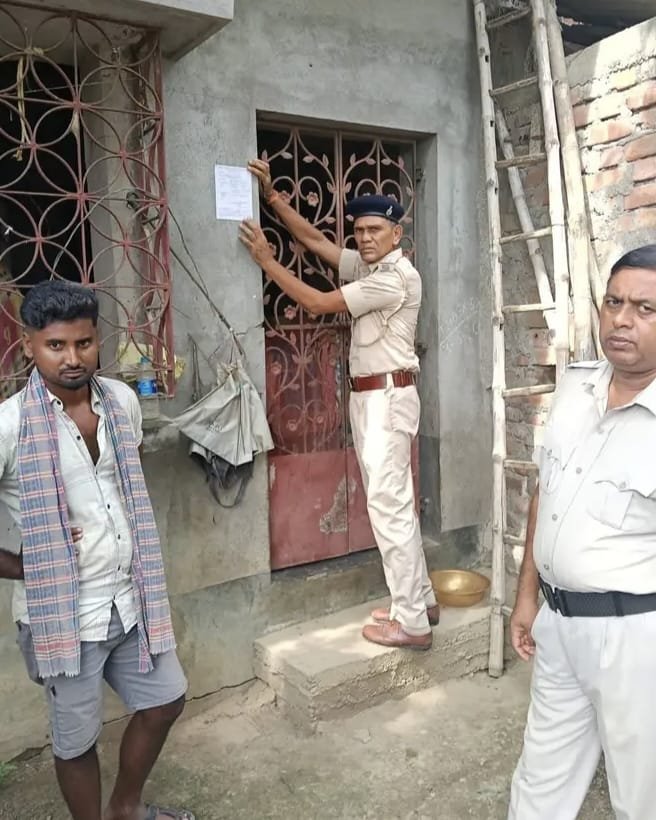 सोरला गांव हमले में फरार पांच आरोपियों के घर इश्तेहार चस्पा,30 दिनों में सरेंडर का निर्देश सोरला गांव हमले में फरार पांच आरोपियों के घर इश्तेहार चस्पा,30 दिनों में सरेंडर का निर्देश