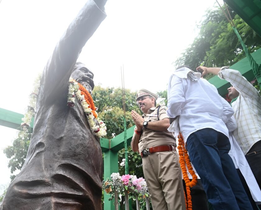 पाकुड़ में दिशोम गुरु शिबू सोरेन की पहली पुण्यतिथि पर सर्वदलीय श्रद्धांजलि सभा, हजारों लोगों ने दी श्रद्धांजलि पाकुड़ में दिशोम गुरु शिबू सोरेन की पहली पुण्यतिथि पर सर्वदलीय श्रद्धांजलि सभा, हजारों लोगों ने दी श्रद्धांजलि