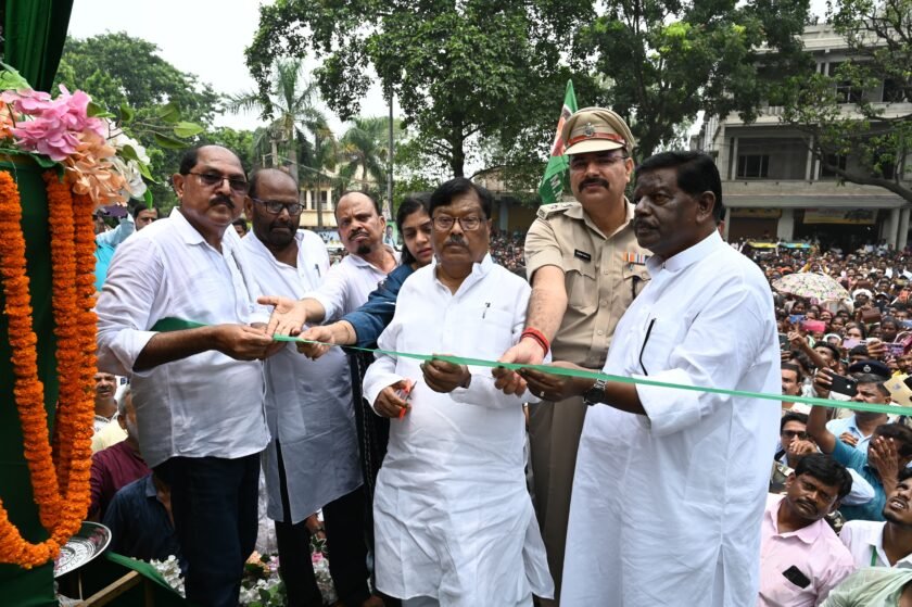 पाकुड़ में दिशोम गुरु शिबू सोरेन की पहली पुण्यतिथि पर सर्वदलीय श्रद्धांजलि सभा, हजारों लोगों ने दी श्रद्धांजलि पाकुड़ में दिशोम गुरु शिबू सोरेन की पहली पुण्यतिथि पर सर्वदलीय श्रद्धांजलि सभा, हजारों लोगों ने दी श्रद्धांजलि