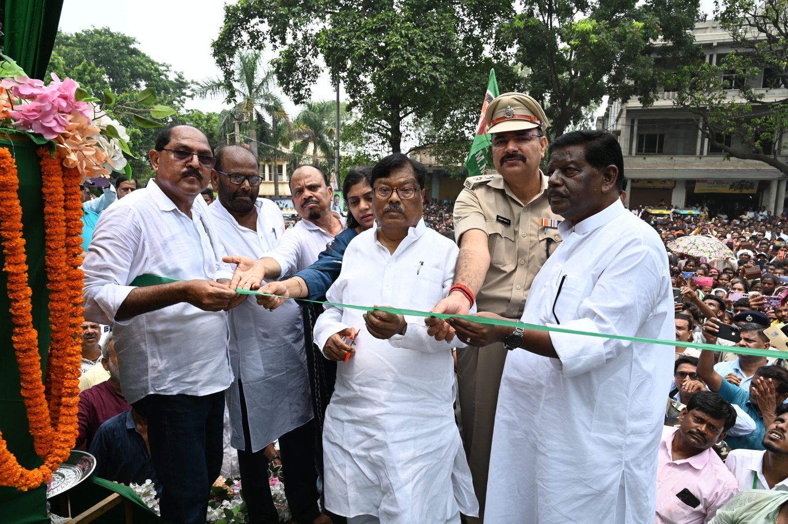 पाकुड़ में दिशोम गुरु शिबू सोरेन की पहली पुण्यतिथि पर सर्वदलीय श्रद्धांजलि सभा, हजारों लोगों ने दी श्रद्धांजलि पाकुड़ में दिशोम गुरु शिबू सोरेन की पहली पुण्यतिथि पर सर्वदलीय श्रद्धांजलि सभा, हजारों लोगों ने दी श्रद्धांजलि