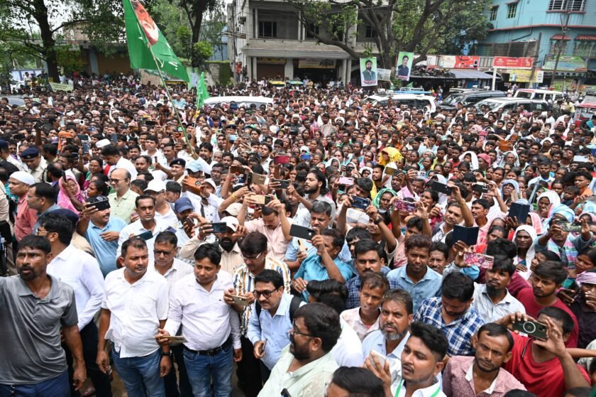 पाकुड़ में दिशोम गुरु शिबू सोरेन की पहली पुण्यतिथि पर सर्वदलीय श्रद्धांजलि सभा, हजारों लोगों ने दी श्रद्धांजलि पाकुड़ में दिशोम गुरु शिबू सोरेन की पहली पुण्यतिथि पर सर्वदलीय श्रद्धांजलि सभा, हजारों लोगों ने दी श्रद्धांजलि